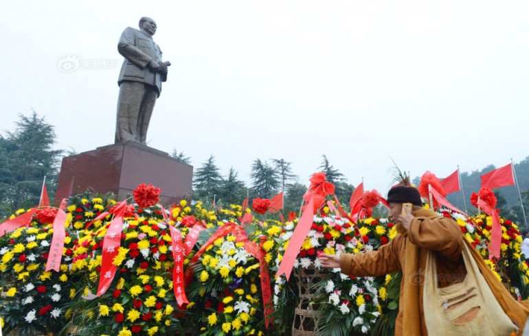 为纪念毛泽东同志诞辰121周年，民众在湖南韶山毛泽东广场向毛泽东同志铜像敬献花篮。