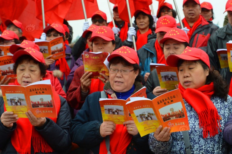 民众在毛泽东广场唱红歌，齐诵毛泽东诗词。